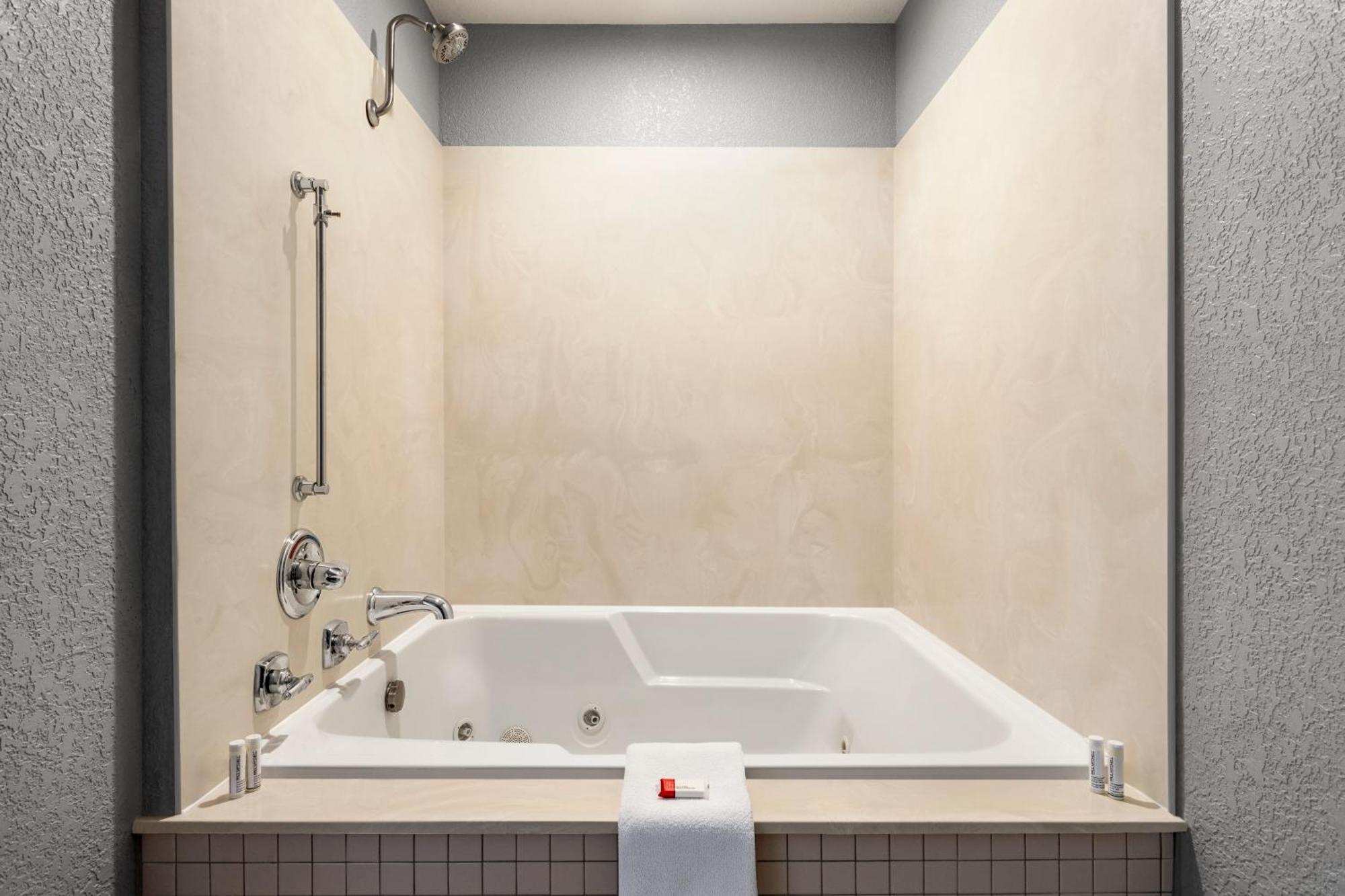 Americinn By Wyndham Williamsburg מראה חיצוני תמונה
